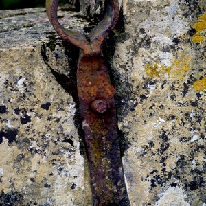 Pièce métallique rouillée fixée à une marche d'escalier en pierre - Belgique  - collection de photos clin d'oeil, catégorie clindoeil